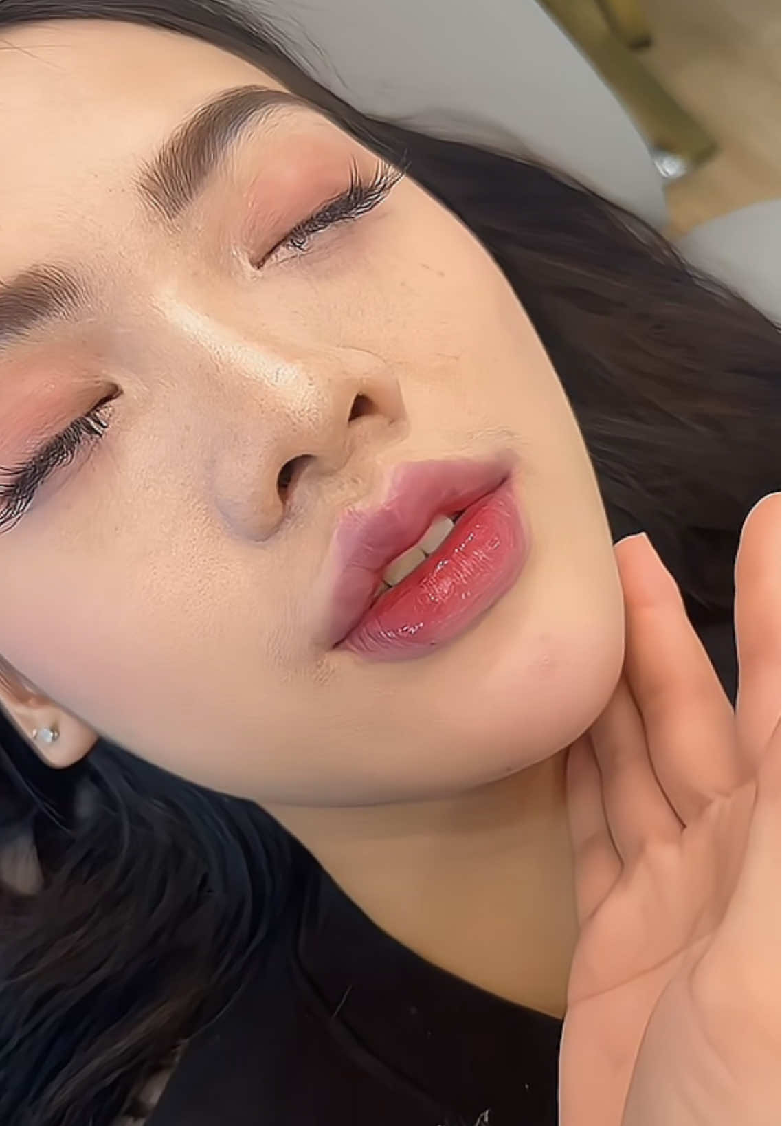 Có việc đánh son cho khách nữa thôi cũng không xong nữa🤧 Nhưng môi vẫn nét nèn nẹt luôn nha,đỉnh môi quá là xinh đi❤️  #filer #xuhuong #tiêmmôi #moibaby #moibaby 