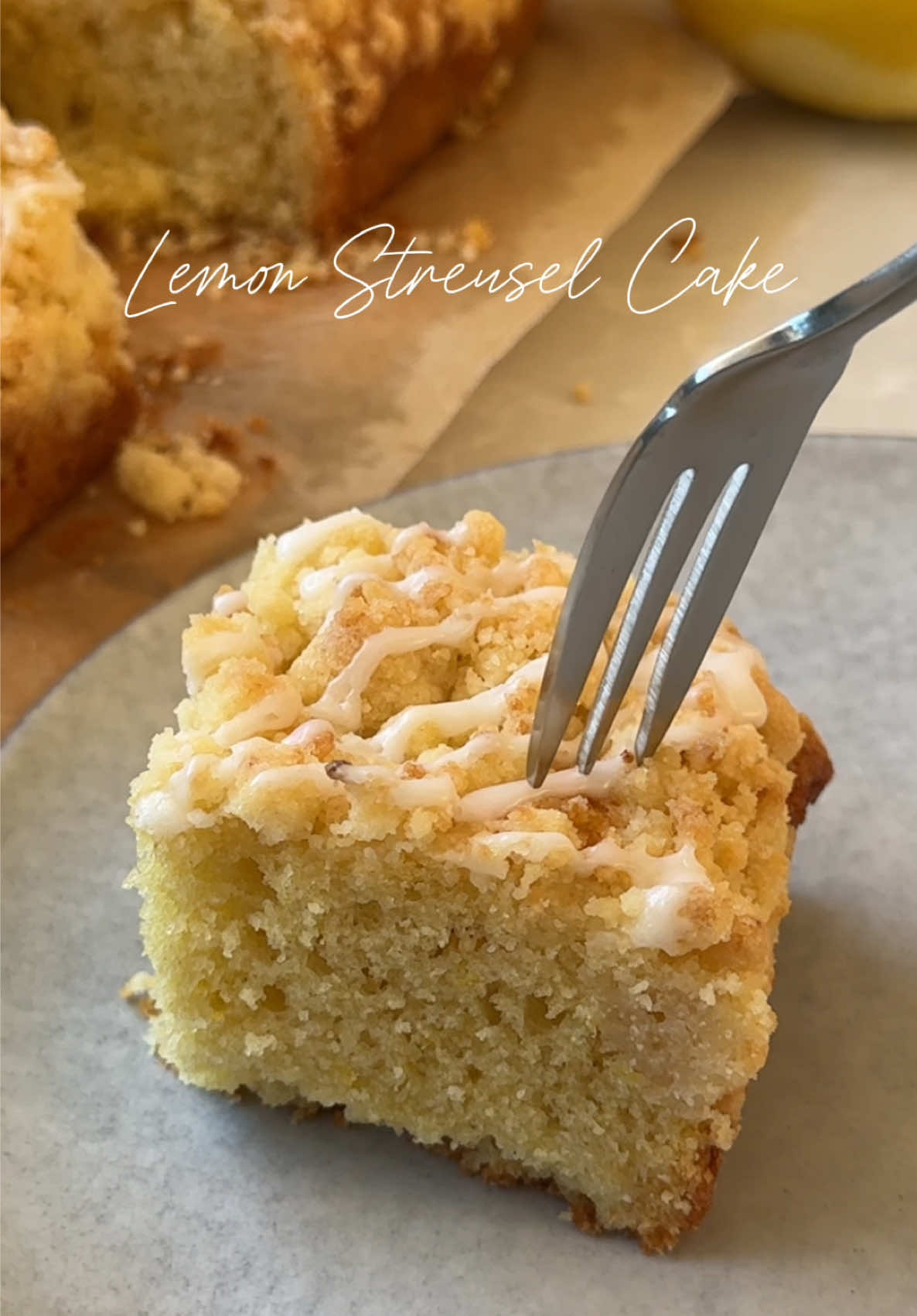 A taste of lemon in every slice of this yummy #lemonstreuselcake 🍋! #lemonstreuselcakerecipe #lemoncake #lemoncakerecipe 