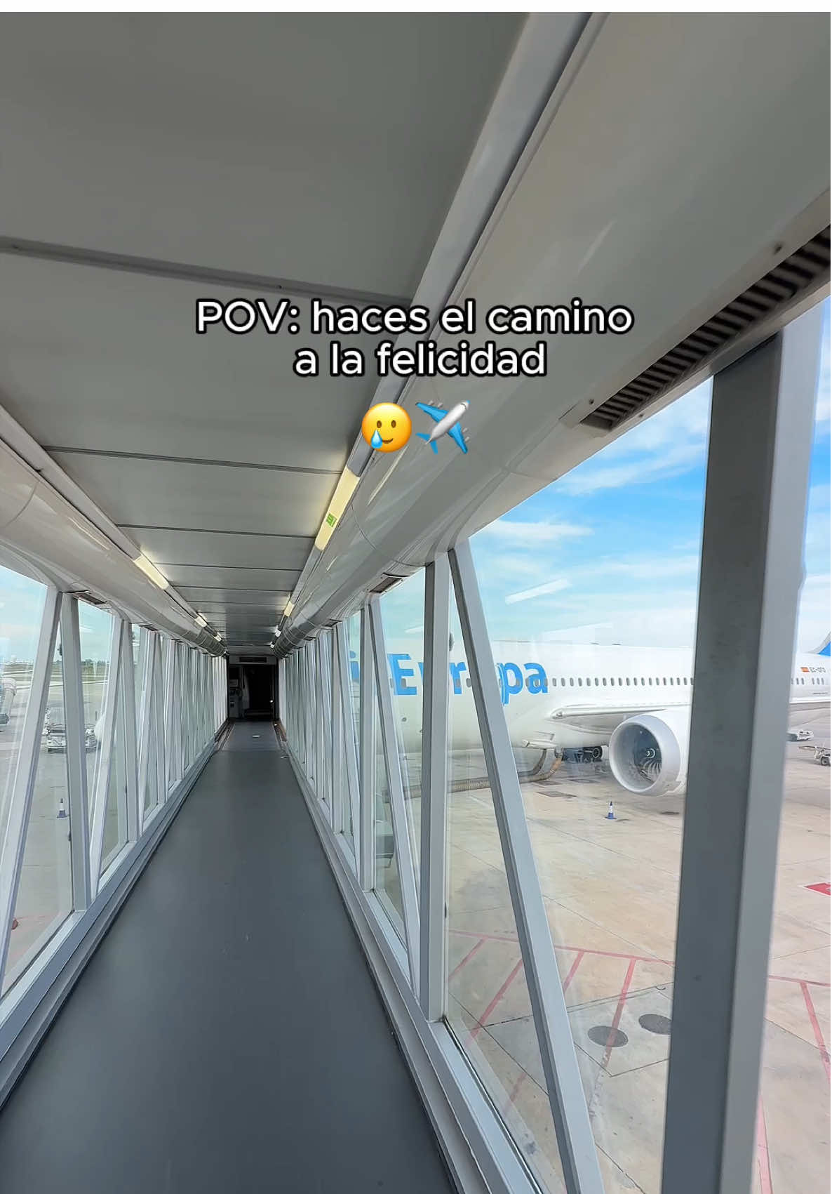 Piensa rápido: ¿quién camina contigo y a dónde vamos? 😏✈️ Etiqueta a tu #PartnerInCrime y que empiece el plan. #AirEuropa #Viajes #Avion