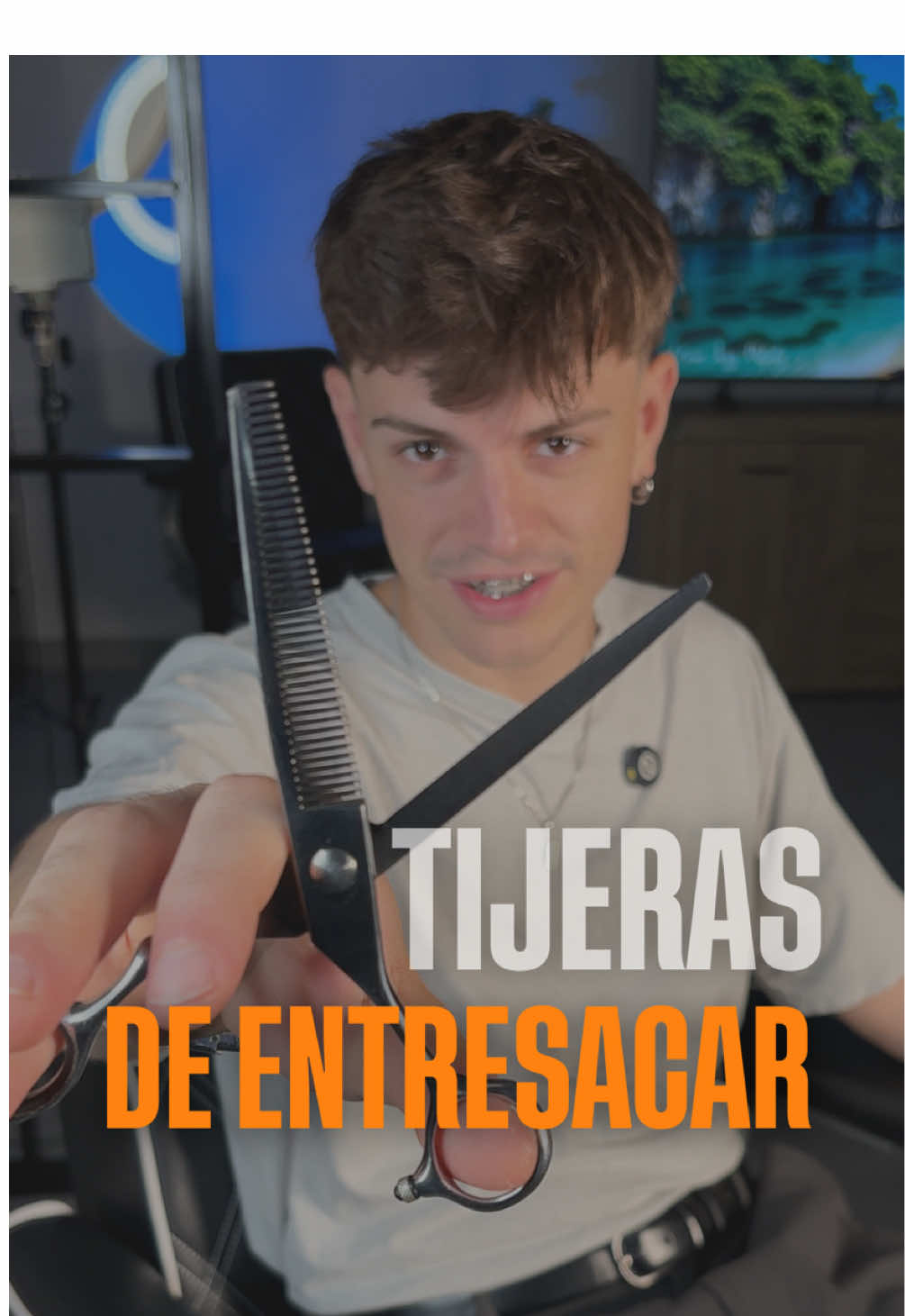 ✂️ ¿Las tijeras de entresacar son buenas o malas para el cabello? Dentro de la barbería, pocas herramientas han generado tanta controversia como estas. Muchos dicen que “parten el pelo”, otros aseguran que son imprescindibles para dar textura y movimiento. En este video te voy a contar cuándo merece la pena usarlas, en qué tipos de cortes funcionan mejor y también qué alternativas puedes aplicar como barbero para conseguir resultados profesionales sin dañar el cabello de tu cliente. #barbetips #haircut #hairstyles #texturedhair #barbereducation 