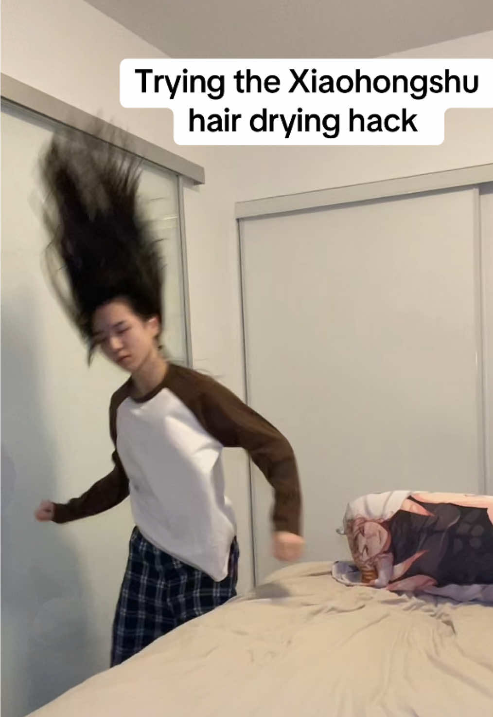 Xiaohongshu hair drying method. What you’ll get: headache 😍 #xiaohongshu #hair #hairdryer #lowiron #littleredbook 