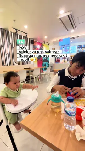 Beli makanan kids di @HokBen dapat mainan 😍 adek gak sabar karena masih harus di rakit sama mas nya 😆 Masnya sunggu sabar menghadapi bayi ini 🙈 ya Alhamdulillah jarak 14 tahun yang lama bikin gak worry #hokbenindonesia  #bayilucu #bayigemoy #ceritaibu #parentingindonesia 