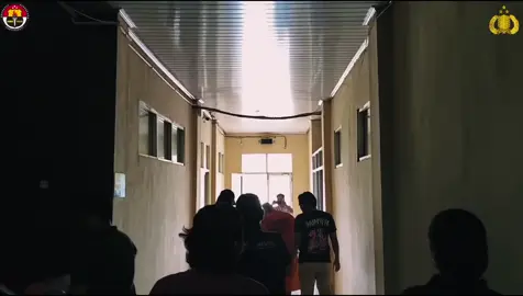 Pres Release Polres Pali terkait Pembunuhan Sadis yang terjadi di sungai Limpah Desa Sungai Ibul, Kec. talang Ubi sekira pukul 14.30 wib. Korban bernama lekat setelah dibacok oleh pelaku yang masih memiliki hubungan keluarga dengan korban. Yang langsung dipimpin oleh Kapolres AKBP Yunar Hotma Parulian Sirait, S.H., S.I.K., M.I.K Berawal pelaku memergoki korban berada di kamarbersama kakak perempuannya. Melihat hal tersebut keluarga korban menikahkan korban dengan kakak perempuan pelaku. Setelah menikah korban tidak pernah datang ke rumah keluarga perempuan sehingga pelaku merasa sakit hati, lalu pelaku pun bersikap sinis kepada pelaku sehingga memicu emosi pelaku.  Merasa terhina pelaku dan ayahnya langsung mengejar korban dan langsung mengeluarkan senjata tajam. Kemudian kedua pelaku langsung mengayunkan senjata tajam tersebut kearah tubuh korban sehingga korban terjatuh. Tidak hanya itu pelaku menghujam kan  senjata tajam tersebut secara membabi buta ke tubuh korban.  Setelah menghabisi nyawa korban kedua pelaku langsung meninggal kan lokasi tersebut. Setelah mendapatkan informasi keberadaan pelaku pembunuhan tersebut akhirnya pelaku berhasil diamankan oleh satreskrim polres pali. Kini pelaku dijerat pasal 340 Kuhp subsider Pasal 338 Kuhp tentang pembunuhan berencana. @Polisi Indonesia @HumasPoldaSumsel @Ditreskrimum_Sumsel @Jatanras_Polda_Sumsel @Jatanras_Sumsel PoldaSumsel @polrespali  #pembunuhansadis #polisisumsel #poldasumsel #polrespali #sumsel 