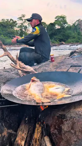 Peixe frito no disco no meio do rio Novo no Pará, só quem ama essa vida vai curtir 👍🏼. . . . . #pescaria #reels #peixefrito #peixe #rio 