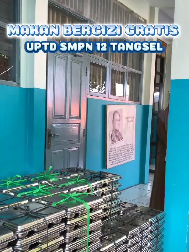 Belajar giat, makan pun harus sehat! 📚🥗 Senin, 15 September 2025, program Makan Bergizi Gratis diselenggarakan pemerintah untuk siswa UPTD SMPN 12 Tangsel di hari pertama. Mari wujudkan sekolah yang peduli gizi, demi generasi yang lebih berprestasi 🌿 #smpn12tangsel #osissmpn12tangsel #fyp #mbg #4u 