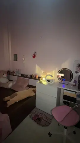 Cảm giác đi làm về sau một ngày dài mệt mỏi , cảm giác bình yên trong chính căn phòng của mình thật là hạnh phúc 🥰 #xuhuong #tiktokviral #tiktok #decophongngu #chill 