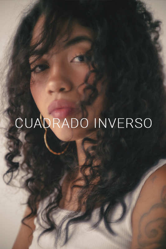 La Ley Inversa del Cuadrado explica que la intensidad de la luz disminuye de manera proporcional al cuadrado de la distancia. En otras palabras: si duplicas la distancia de la luz al sujeto, la iluminación no se reduce a la mitad, sino a una cuarta parte. Este principio es clave para entender cómo controlar la exposición, el contraste y la atmósfera en fotografía e iluminación 🕯️