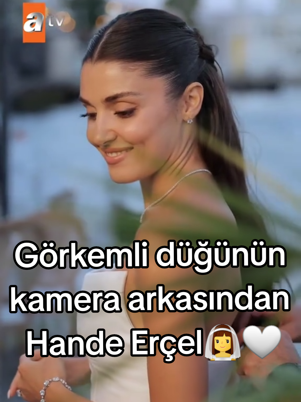 Görkemli düğünün kamera arkasından Hande Erçel.👰‍♀️🤍 Çok güzel olmamış mı?😍 Sanki gerçek gibi titizlikle hazırlanmış her şey. Cuma akşamı izlemeyi sabırsızlıkla bekliyorum.🔥 #HandeErçel #BarışArduç #turkishseries  #AşkveGözyaşı #keşfetteyiz @HANDE ERÇEL ✔ @askvegozyasiatv @atv 