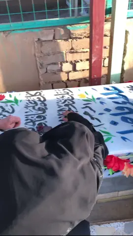 أول مشفت بابا بالمغيسل أول شي أجه أبالي معقوله راح تروح معقوله بعد مااكول بابا زين معقوله اكول بابا من اسولفلك وماالكه منك جواب لو ماكو ها حَبيبتي أندفنت كلمة البابا وأندفن ويا شعور الأمان اني من بعدك لا شيء ياحبيببي ومشتاقتلك هواي ويا كسرتي من بعدك بابا💔!