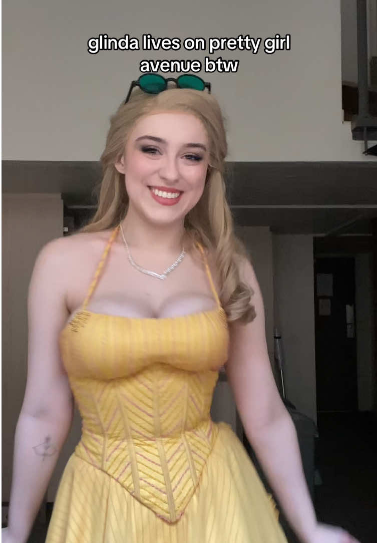 two posts in a day because being back in this cosplay made me SO HAPPY #glinda #wicked #cosplay 