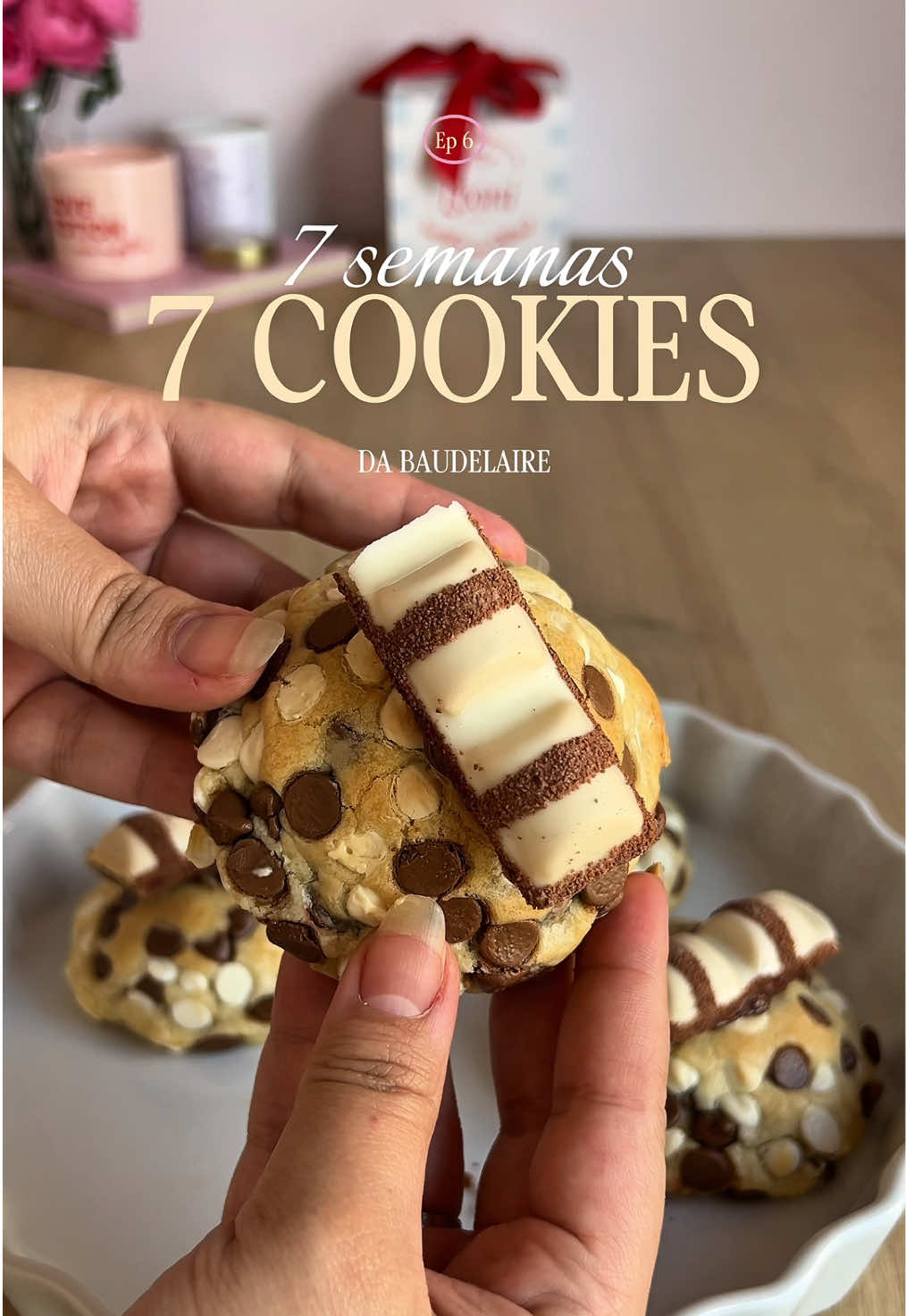 Ep 6: Cookie de kinder recheado com creme se kinder🍪🍫 (Meu sabor favorito) Id da bandeja (conjunto) no mercado livre: PYXJ34-7104 Ingredientes: 120g de manteiga gelada em ponto pomada (sem sal) 170g de açúcar refinado 1 ovo 2 colheres de chá de extrato de baunilha 280g de farinha de trigo sem fermento 15g de amido de milho  1/2 colher de chá de bicarbonato  1/2 colher de chá de fermento Uma pitada de sal 75g de chocolate ao leite em gotas 75g de chocolate branco em gotas (Forneáveis) 25g de recheio (tem a receita aqui no perfil) 125g de chocolate ao leite em gotas 125g de chocolate branco em gotas (Forneáveis) Pré aquece o forno a 200° por 20 minutos e assa a 200° por 12 minutos (muito cuidado com a temperatura do forno para não queimar em baixo e as gotas, vai testando) #MeusFavsDoMercadoLivre #MercadoLivre @Mercado Livre  #baudelaire #crumblcookies #kinder 