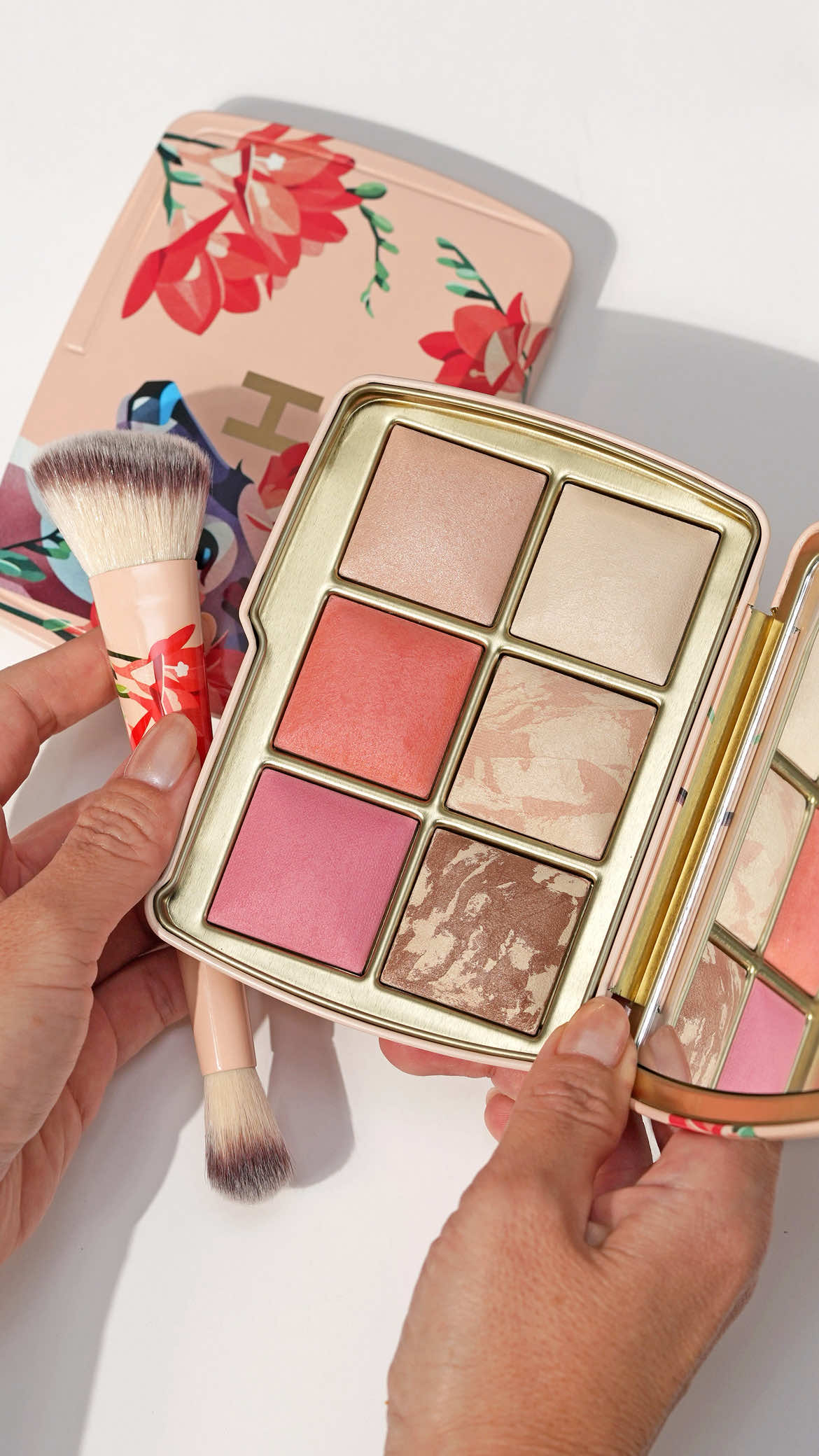 Swatching the new @Hourglass Cosmetics Ambient Lighting Edit Unlocked Deer Palette. Are you team pink or peach? This year's lightest palette has: Finishing Powder in Dream Light Finishing Powder in Aura Light Bronzer in Diffused Bronze Light Highlighter in Iridescent Strobe Light Blush in Radiant Peach Blush in Vibrant Pink  #hourglasscosmetics #deerpalette #swatches 