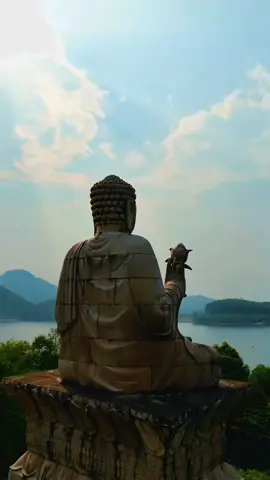 Thiền viện Trúc Lâm Bạch Mã là một thiền viện thuộc phái thiền Trúc Lâm Yên Tử, là một danh lam thắng cảnh của thành phố Huế. Thiền viện tọa lạc dưới chân núi Bạch Mã, giữa lòng hồ Truồi thuộc địa bàn xã Lộc Hòa, huyện Phú Lộc, thành phố Huế. Thiền viện Trúc Lâm Bạch Mã được sáng lập bởi Hòa thượng Tôn Sư Thượng Thanh Hạ Từ là ngôi thiền viện thuộc thiền phái Trúc Lâm Yên Tử đầu tiên xây dựng ở miền Trung. Thiền Viện khởi công xây dựng vào ngày 30/3/2006,[1] đến nay đã hoàn thành gồm 3 khu vực: ngoại viện, tăng viện và ni viện với trên 20 hạng mục lớn nhỏ khác. A DI ĐÀ PHẬT #phatphapvobien 