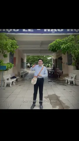 Thầy Hoàng Minh Quang là giáo viên dạy Tiếng Anh được nhiều học sinh yêu mến. Với phong cách giảng dạy trẻ trung, nhiệt tình và dễ hiểu, thầy luôn biết cách tạo nên bầu không khí thoải mái trong lớp học. Những bài giảng của thầy không chỉ giúp học sinh nắm vững ngữ pháp, mở rộng vốn từ vựng mà còn khuyến khích các bạn mạnh dạn giao tiếp bằng Tiếng Anh. Thầy thường lồng ghép các trò chơi, hoạt động nhóm và tình huống thực tế để biến mỗi tiết học thành một trải nghiệm thú vị. Nhờ sự tận tâm và năng lượng tích cực của thầy Quang, học sinh ngày càng tiến bộ và thêm yêu môn Tiếng Anh. #lttiluv #nhatrang #xh 