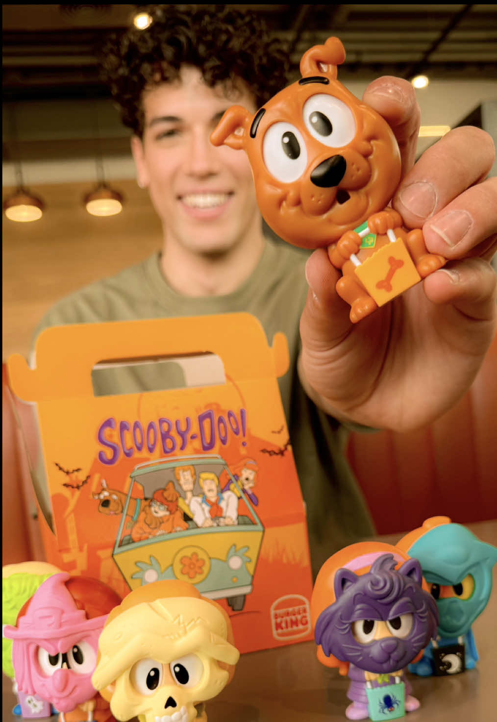 👻 ¡El equipo de Scooby-Doo está aquí! Acompáñalos a resolver misterios y descubre los nuevos juguetes que vienen con tu King Jr. 🕵️‍♂️🚐