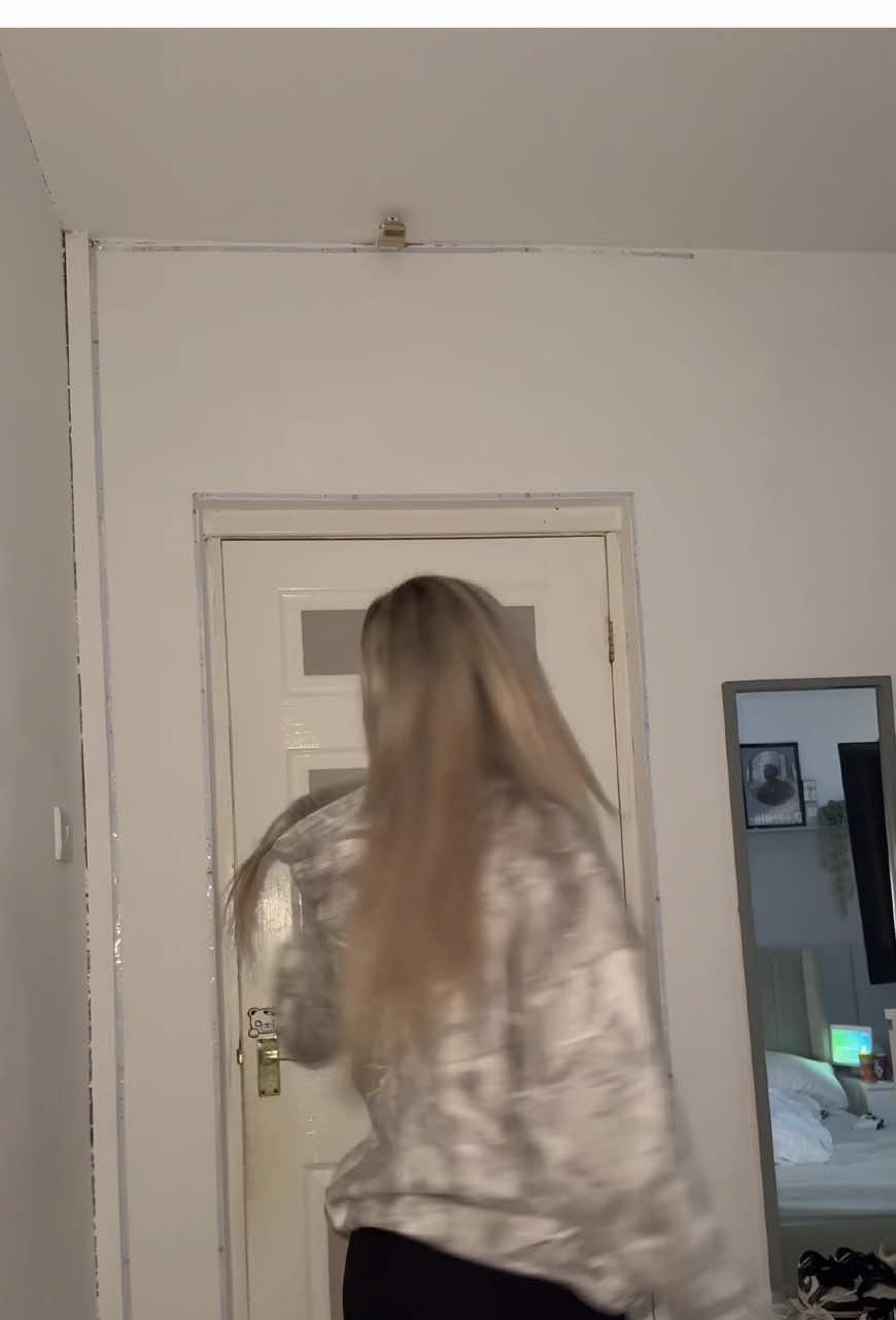 shesss backkk🤷🏼‍♀️                               #blonde #switch #spin #holister #fyp 