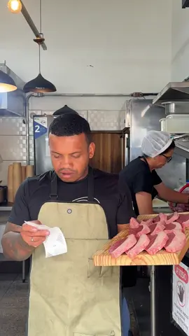 Picanha Angus é torrada eu prefiro mal passada mais o ponto é você que escolhe  Hoje foi no carvão churrasco bom é assim🤤 Como não é marketing eu já mostro logo 68,99 Então já me segue ou peça a sua👇 👉📱1196790-3333.  #comida #video #picanha #carne 