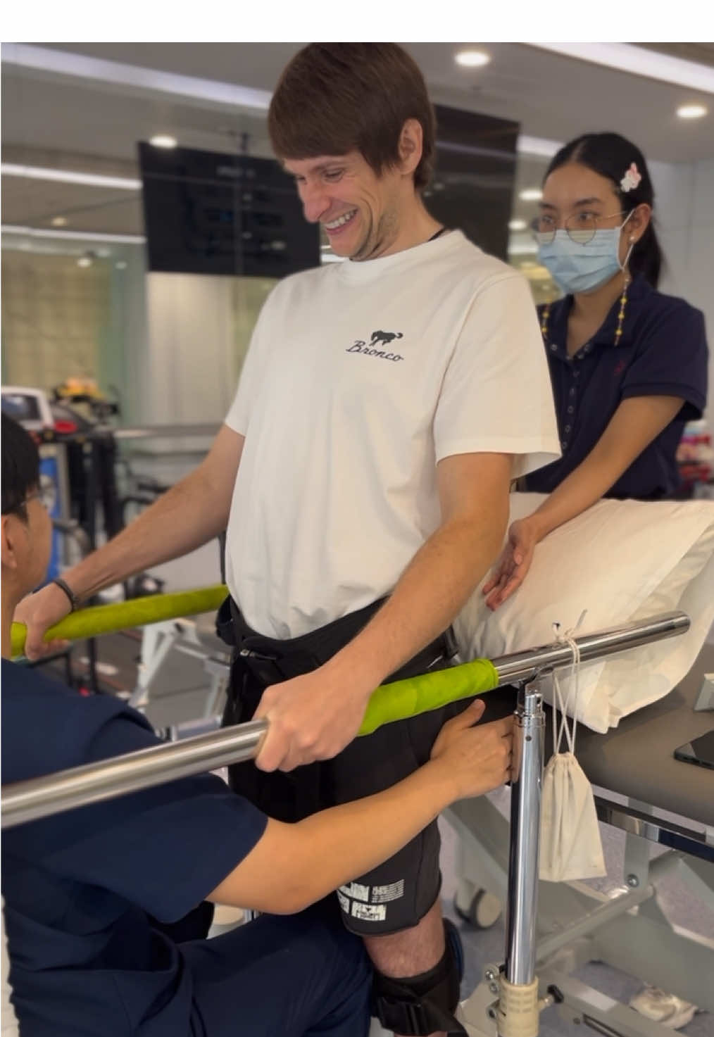Igor, a T5–T6 complete SCI patient, is not only dancing along to his favorite song while standing, but also training to hold his trunk and hips upright, needing support only at his knees. #spinalcordinjury #spinalcordinjuryrecovery #spinalcordinjurysurvivor #paraplegic #wheelchair 