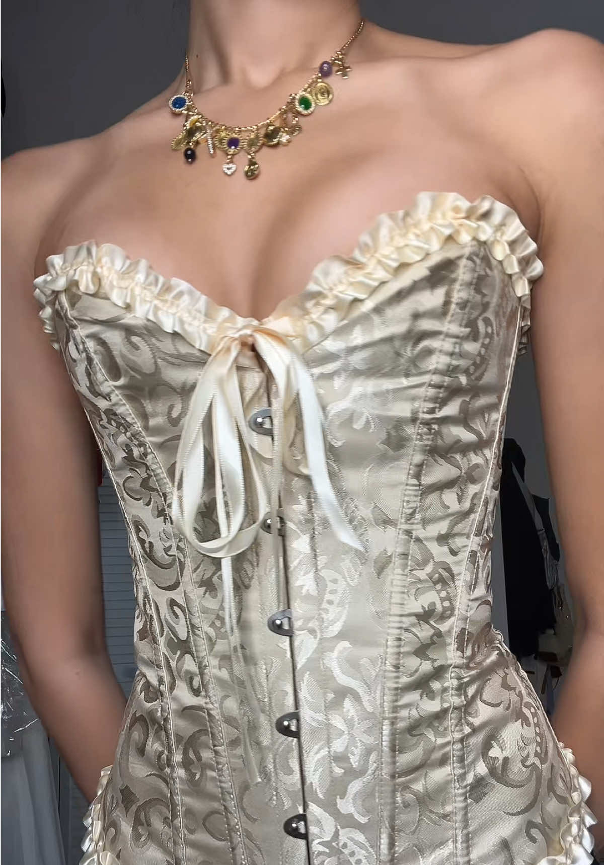 this corset is sooo beeaautiful, i also have the green one which would make for amazing tiana cosplay or costume. costume ideas for this one include angel, princess, fairy, victorian with a modern twist / regal era, renaissance fashion, etc! also for regular wear, some jeans or a flowy satin skirt are 😚🤌#costume #autumnaesthetic #corset #top #fashion 