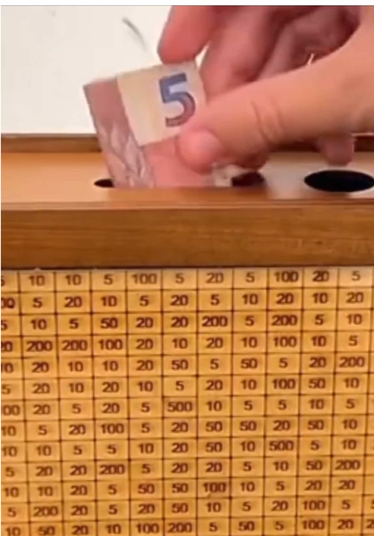 Chegou o Cofre do Desafio 10 Mil, a maneira mais prática e divertida de guardar dinheiro. Inspire-se no método japonês de poupança e transforme pequenos depósitos em grandes conquistas.  . . . . cofre desafio 10 mil cofre para guardar dinheiro cofrinho de madeira desafio de poupança método japonês de economia disciplina financeira hábito de poupar poupança criativa motivação para juntar dinheiro cofre de economia metas financeiras cofre de madeira com trava #desafio10mil #poupanca #poupança #metodojapones #tiktokshop 