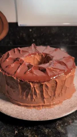 Pudim Sorvete DE CHOCOLATE 🍫 🍮🍨 Para o creme: 6 gemas  1 colher de sopa de  amido de milho 2 latas de leite condensado  1 caixinha de creme de leite  1 colher de chá de extrato de baunilha 800 ml de leite  350g chocolate meio amargo Para a ganache: 160g de chocolate meio amargo  1 caixinha de creme de leite  -Levar no microondas de 30 em 30 segundos  Para as claras: 6 claras 5 colheres de sopa de açúcar Para a calda de chocolate: 1 xíc de achocolatado  100 ml de agua  -Deixar ferver por 5 min  #pudimsorvete #sorvete #sorvetecaseiro #pudim #receitas    