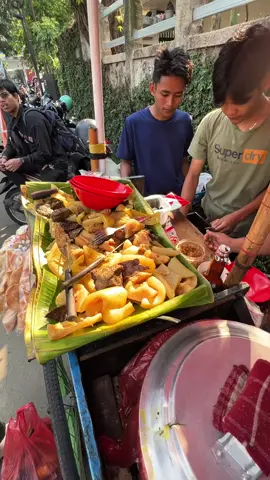 soto kuning khas bogor perpotong 5ribu  soto kuning bu yanti perpotong 5rb 📍Jl. Ciwaringin, RT.02/RW.04, Ciwaringin, Kecamatan Bogor Tengah, Kota Bogor, Jawa Barat 🕤08:00-sampai sehabisnhya ✅halal #streetfood #kuliner #food #Foodie #kulinerbogor 