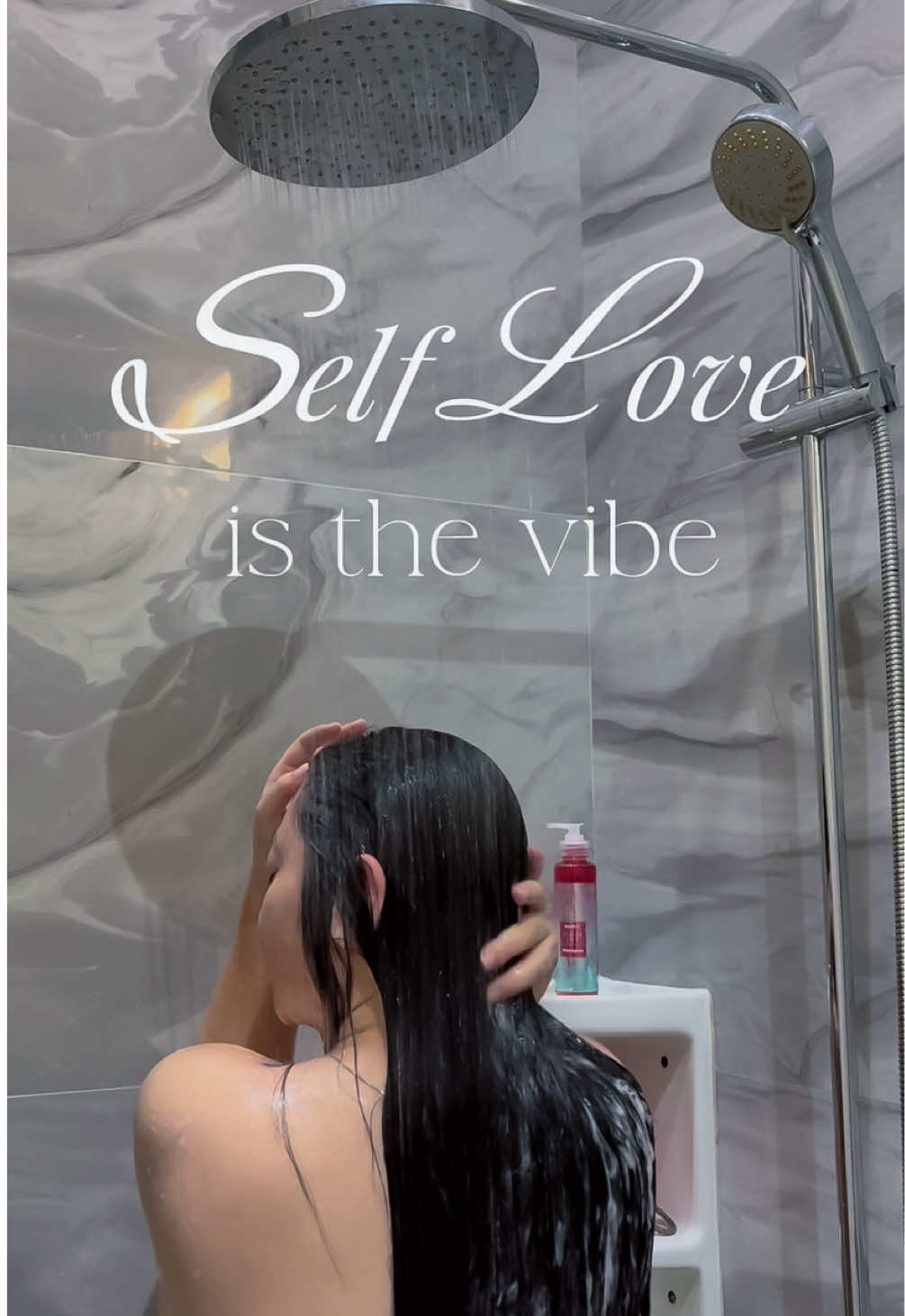 Aku tim yang memulai hari harus dengan good vibes biar seharian jalanin aktivitas dengan happy, ketemu shampoo dari @Elumor Beauty beneran save my dayyy 🎀🫧🤏🏻✨