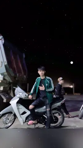 và rồi từng giọt nước mắt trên khoé mi kia vấn tuôn🤍#xuhuong #nhongayxuaay #quaylaingayxua 