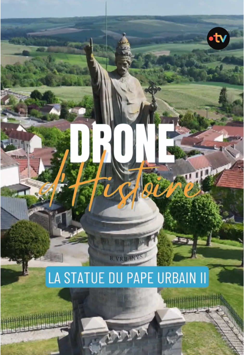 La statue du pape Urbain II, érigée en 1887, surplombe la vallée de la Marne. Depuis la commune de Châtillon-sur-Marne d'où il est originaire, ce 159e pape instigateur des toutes premières croisades en Terre Sainte peut observer jusqu'au 22 villages champenois ⛪ #statue #pape #patrimoine #histoire