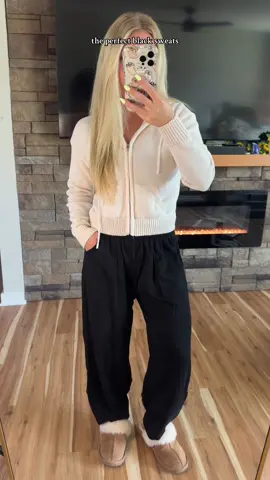 NEED these in more colors 🖤 #sweatpants #blacksweatpants #fashiontiktok #fashion #fallfashion @Uaneo 