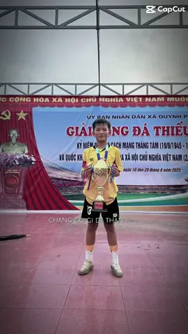 Nổ bom tấn : Trần Huy  Vũ anh ta là một cầu thủ tiền năng , anh cho 3 chân , chân phải để sút , chân trái để chụ , còn chân thành cho lớp 7C chúc anh , anh ta có một khuôn mặt rất đzai và nhiều bạn nữ trong trường săn đón #xhhhhhhhhhhhhhhhhhhhhhhhhhhhhh #thcssonhai @hv 