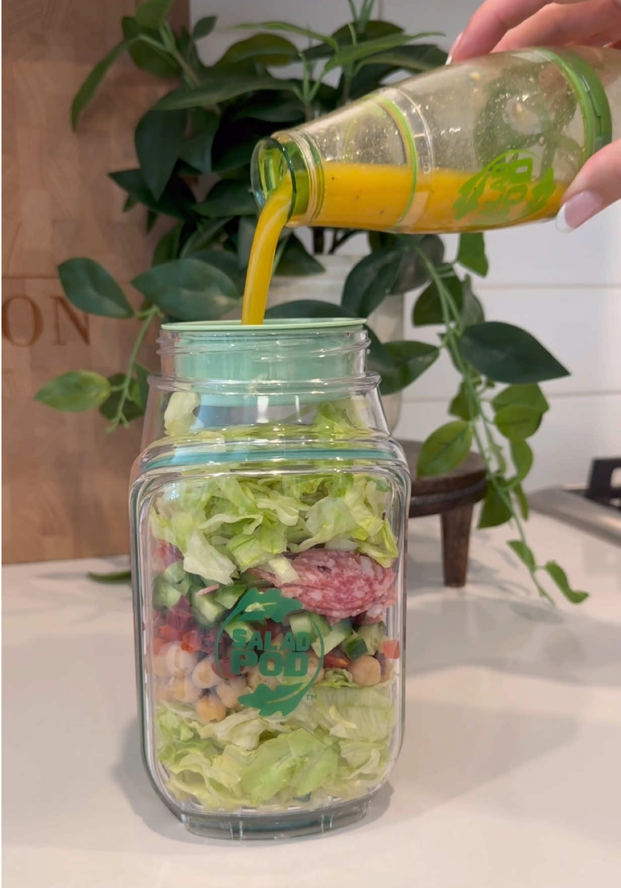 The salad prep jar????? 😮‍💨😮‍💨🥗 🛍️easily shop this by hitting the link in my bio and then finding the picture!!  #kitchengadgets #lunchideas #salad #lunchprep #youneedthis
