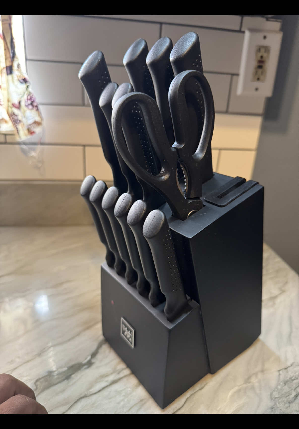 Juego de cuchillos con bloque afilador para tu cocina son todos negros con mango antideslizante tiene filo excelente te los recomiendo $40 dólares envío gratis #tiktokmademebuyit #tiktokshop #cocina #cuchillos #regalo 