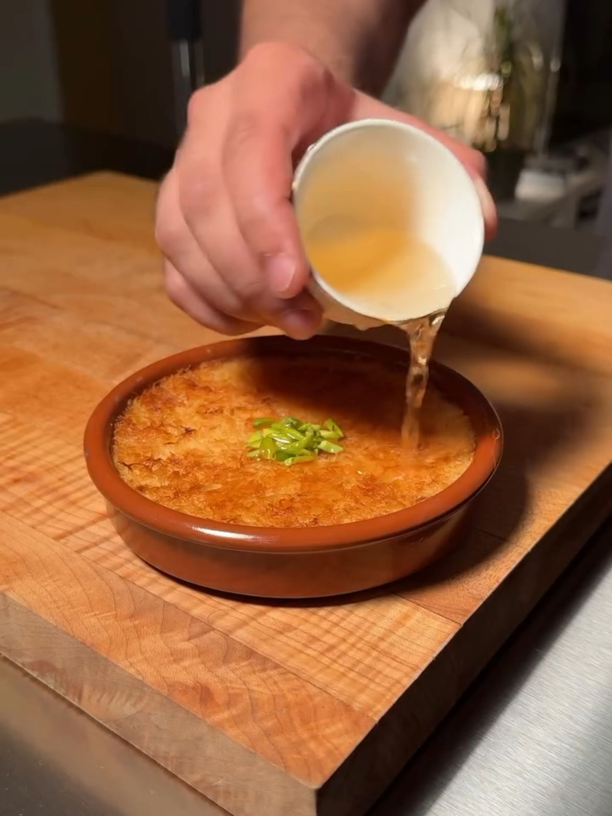 لذذذيذة وسريعة 👌🏻 المقادير:  جبنة موزاريلا  قشطة  الكميات حسب الرغبة ⬆️  عجينة كنافة مقطعة  سكر مطحون ١ ملعقة صغير لكل نصف كوب كنافة  زبدة مذابة ٥٠ غرام لكل نصف كوب كنافة  ملاحظات 📝  - ممكن ندخلها الفرن او القلاية الهوائية على حرارة علوية عالية لمدة ٦-٨ دقايق وبالعافية عليكم 😋 #reels #instagram #وصفات #recipes#ti̇ktok 