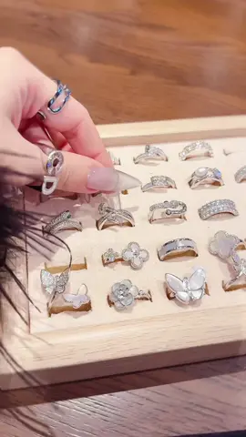 Cửa hàng trưng bày shop còn nhiều mẫu nhẫn xinh hơn nữa nha 🫳🏻💍 #ladybossaccessories #trangsuc #phukienthoitrang #nhankieu #nhandeotay 