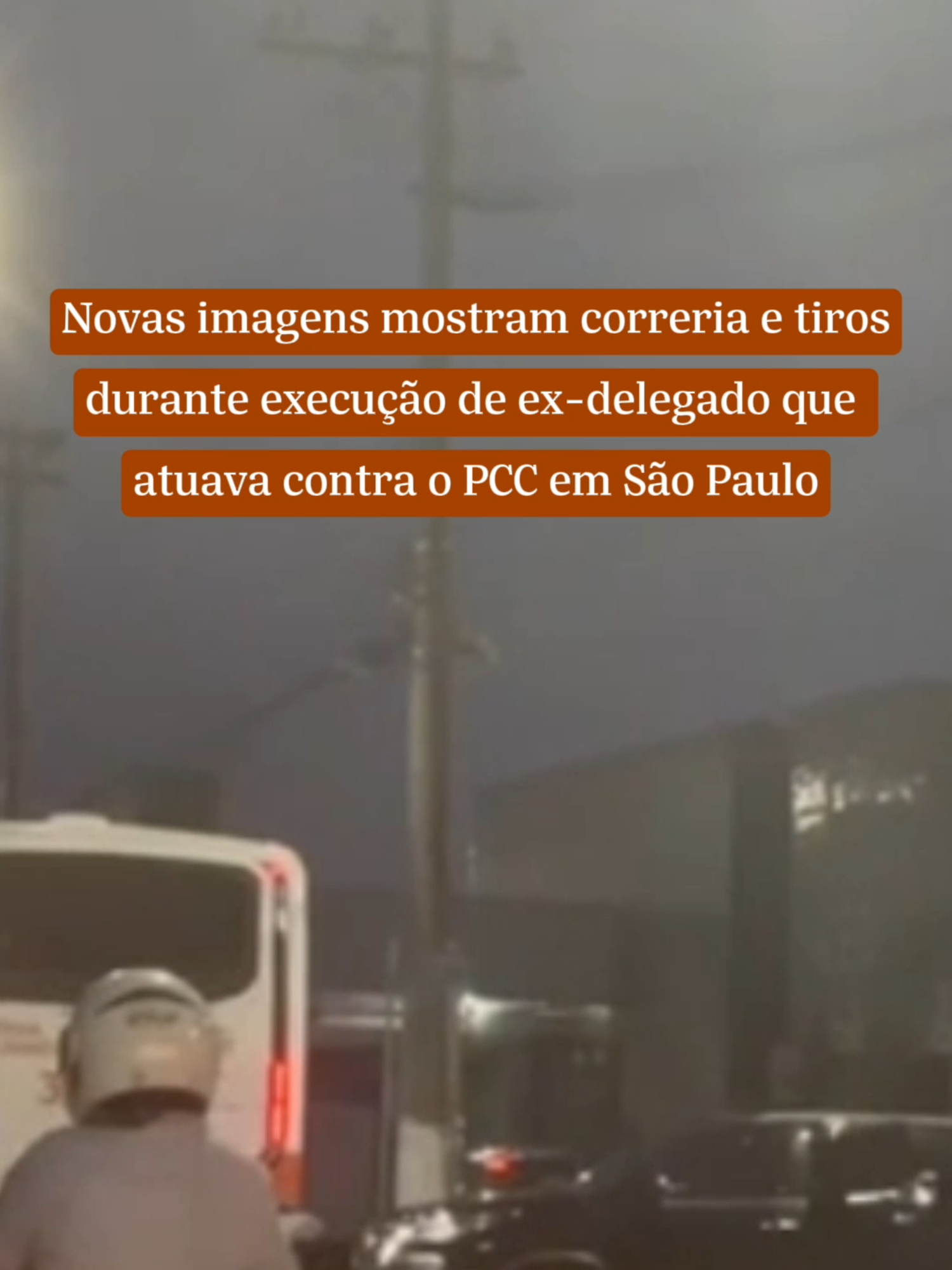 Novas imagens mostram correria e tiros durante execução de ex-delegado que atuava contra o Primeiro Comando da Capital (PCC) em São Paulo. Ruy Ferraz Fontes foi assassinado a tiros em Praia Grande, litoral de São Paulo, nesta segunda-feira, 15. 📹 Vídeo: Reprodução #seguranca #saopaulo #pcc #brasil