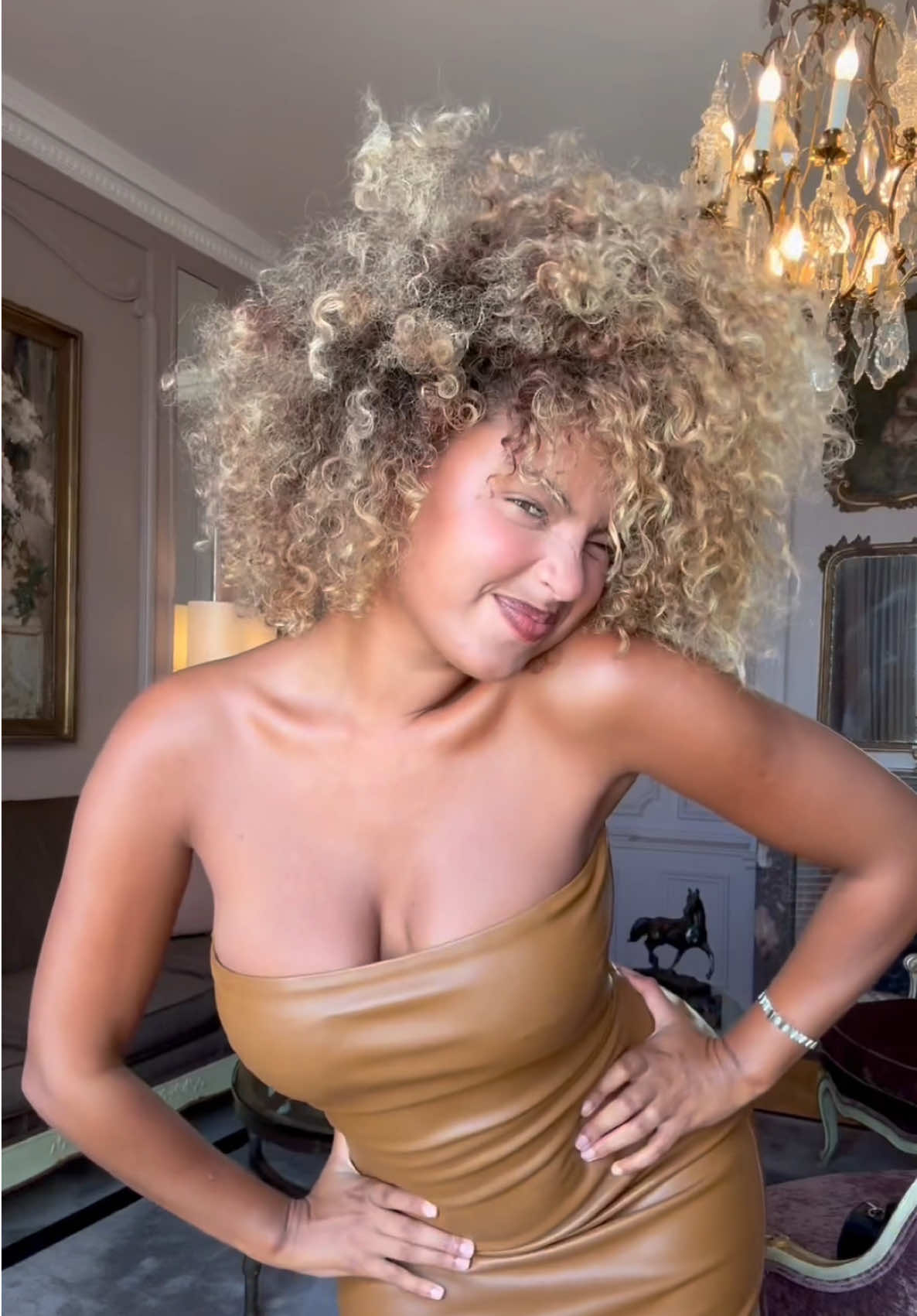 Sublimée en 5 min grâce au nouveau soin nourrissant ghd rehab de @ghdfrance ! Mes boucles sont parfaites 🤯 publicité