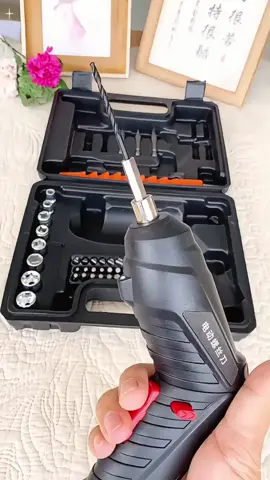 ✨ Transforme sua rotina com a Mini Parafusadeira Sem Fio 3.6v Bivolt! ✨ Apresentamos a Mini Parafusadeira Portátil, a ferramenta que faltava para facilitar seus pequenos reparos e montagens em casa. Com design compacto e tecnologia prática, ela oferece: Portabilidade: Leve e compacta, você pode usá-la em qualquer lugar sem esforço. Precisão: Ajuste a força de torção de até 3,5 Nm, garantindo parafusos firmes sem danificar madeira ou materiais delicados. Versatilidade: Acompanha diversos acessórios, incluindo chaves de fenda, Philips, brocas e extensores, permitindo realizar diferentes tipos de reparos com facilidade. Conforto de uso: Formato ergonômico e leve que facilita o manuseio, mesmo em locais de difícil acesso. Eficiência: Velocidade de até 250 rpm, perfeita para tarefas domésticas de baixa e média dificuldade, tornando seus trabalhos rápidos e organizados. . . . . .  #Ferramentas  #concerto   #organização  #CasaPrática #parafusadeira 
