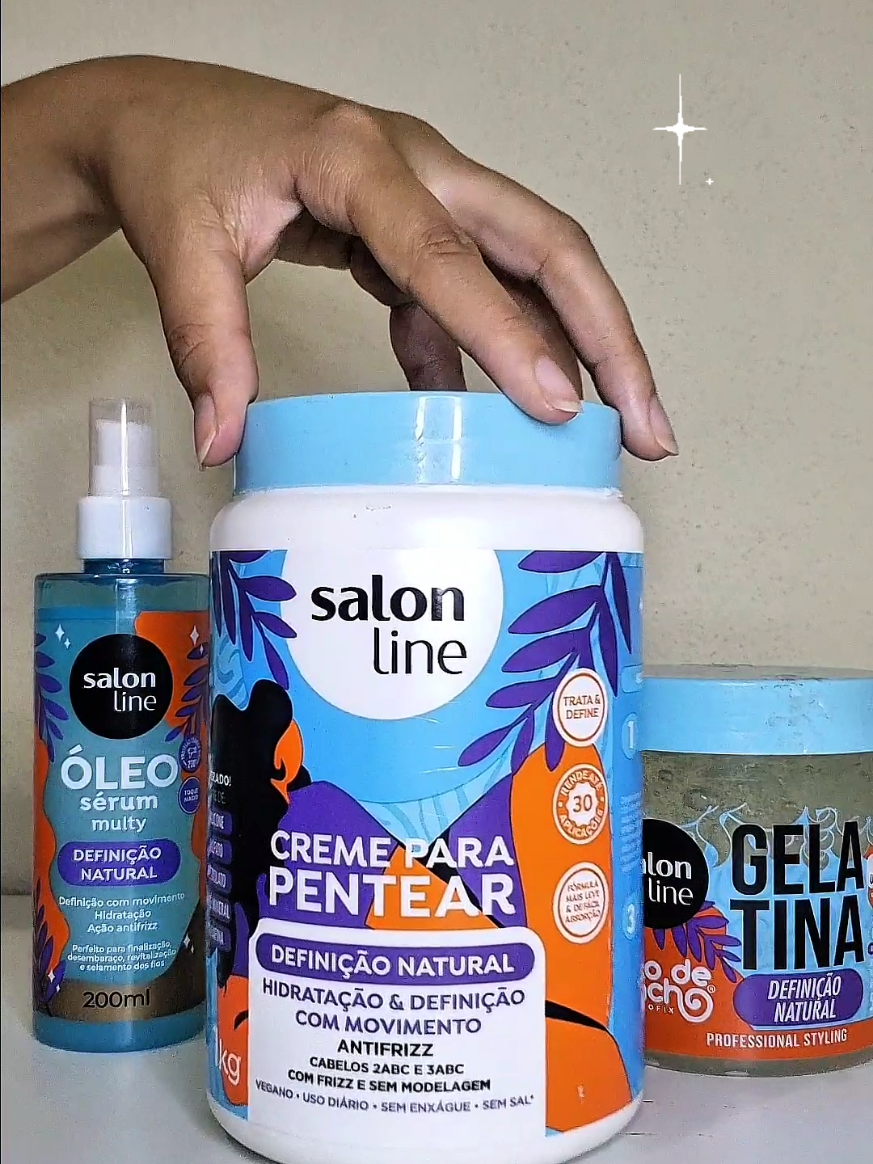Foi logo amor por essa definição! 😍✨ O Kit Definição Natural da @Salon Line promete hidratação, movimento e zero frizz, e sério… ele entrega TUDO! 💛 Com o creme, óleo e gelatina, meu cabelo fica do jeitinho que eu amo: macio, definido e cheio de vida. 🌀 Quem mais ama uma finalização poderosa? ✨ #migslovers #salonline #cachos #cabelocacheado #viral 