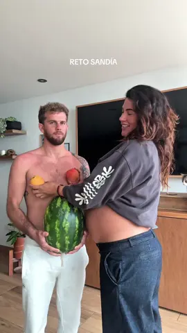 Fue demasiado divertido 😅🍉@Miguel Tudela 🥭  #retodelasandia #sandia #sandiachallenge #embarazofeliz #embarazadastiktok 