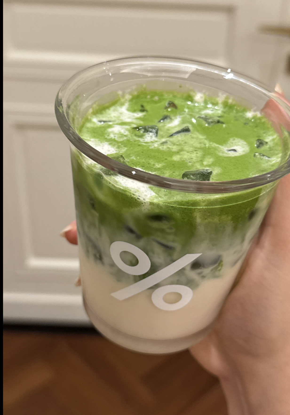 يممممممممممممممممممممميييي😭💚وايت موكا فانيلا ماتشا —— 4g matcha @Matchadose 40ml oat milk 1tablespoon white mocha powder 1tablespoon vanilla powder 10ml whipping cream 100ml oat milk خفقت ب خفاقة ماتشا دوز قولولها تنزله لانه عجيب وشوفوا فالفيديو كيف الماتشا كريميي، عقب مشيت فوق الفقاعات الكبار شوي عشان يروحون .. لكن رووعه بعتمد هالخفاقه.. #matchalatte #matchalover #ماتشا_لاتيه #ماتشا #ماتشا_باودر 