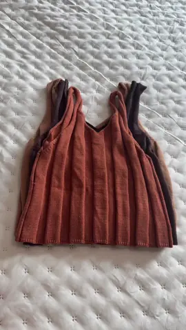 Ahhh an absolute staple for fall wardrobe! These crop sweater tanks are absolutely going to eat! Pair with a cardigan or flannel and you’re going to look so chic!! #fallfashion #fallfashiontrends #fashiontrends #falloutfitinspo #fallclothes 