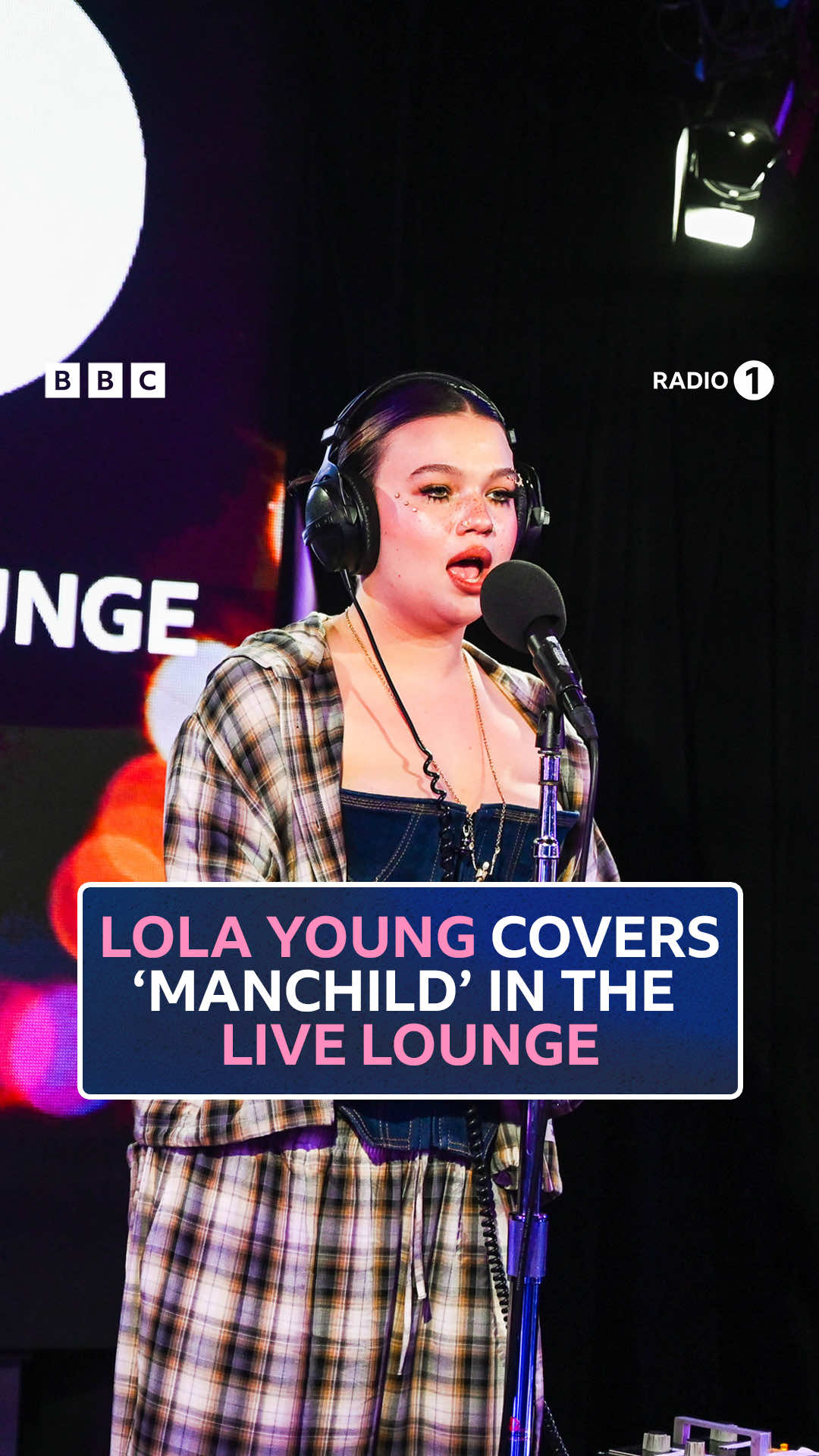 @lolayounggg covers @Sabrina Carpenter’s ‘manchild’ in the #livelounge ✨ #lolayoung #sabrinacarpenter #radio1