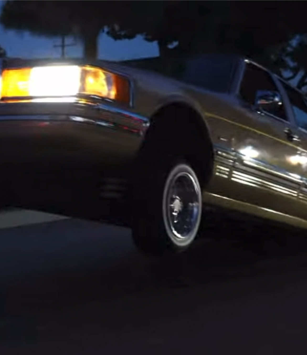 Hitting that mf #lincoln #lowrider #lowriding #longbeach #plataoplomo 