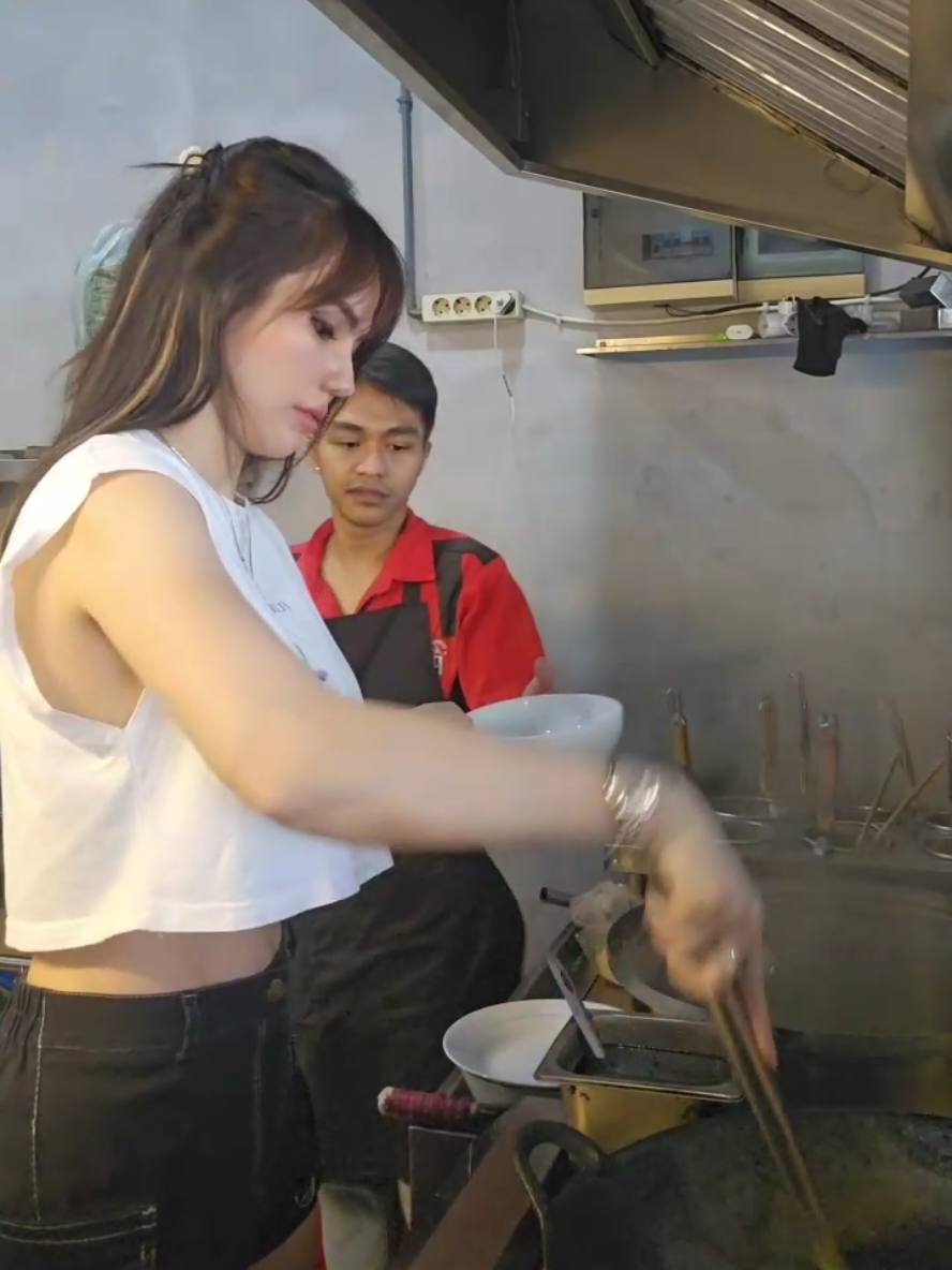 #tiktoklive #livehighlights  request ya mau dimasakin apa sama cece bakmi 😅🤣 #cecebakmi #bakmisiantarlina #fyppppppppppppppppppppppp 