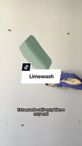 Cómo lograr el efecto Limewash! 😍 Van a Sodimac 🇺🇾 y eligen dos tonalidades desaturadas del mismo color, una más clara que la otra.  👉Tip para elegir colores: elegí 2 que estén en la misma hoja del taco de colores de la pintureria, mientras más diferencia haya entre los 2 colores más dramático va a ser el efecto. Qué les parece cómo quedó? Cualquier duda me dejan acá 👇☺️