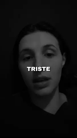 Sabe uma coisa que minha vó uma vez me disse e nunca mais saiu da minha cabeça? Ela olhou pra mim e falou: ‘Uma pessoa que dorme tranquilamente sabendo que você tá triste e chorando… claramente não pode ser o amor da sua vida.’ Pausa dramática, olhar direto pra câmera. E eu fiquei pensando nisso por muito tempo. Porque quando a gente ama de verdade, a gente sente. A gente não consegue simplesmente deitar a cabeça no travesseiro e apagar… se a outra pessoa tá mal, a gente também fica. Mas sabe o que acontece? A gente insiste em romantizar quem não tá disposto a oferecer o mínimo: cuidado. A gente inventa desculpas, justifica atitudes frias, acredita que ‘talvez ele não saiba demonstrar’, ou que ‘um dia ele vai mudar’. Só que o amor verdadeiro… não deixa a gente em dúvida. O amor verdadeiro não some nos dias em que você mais precisa. Ele não te coloca pra chorar sozinha de madrugada enquanto ele tá dormindo em paz. E foi aí que eu entendi: o amor da nossa vida não é aquele que a gente corre atrás, implora atenção, espera mensagem. O amor da nossa vida é aquele que sente junto, que se importa, que se inquieta quando percebe que a gente não tá bem. Se ele consegue dormir tranquilamente, enquanto você chora baixinho… não é amor. É só apego, é só costume, é só você tentando preencher um vazio que nunca deveria ser ocupado por alguém que não te escolhe de verdade. Então lembra: quem te ama, cuida. Quem te ama, não descansa enquanto você não estiver em paz também. Porque amor de verdade… não é indiferença. É presença. E se você ainda tá em dúvida… a dúvida já é a resposta. #conselhos #amor #amordasuavida #triste #chorando 