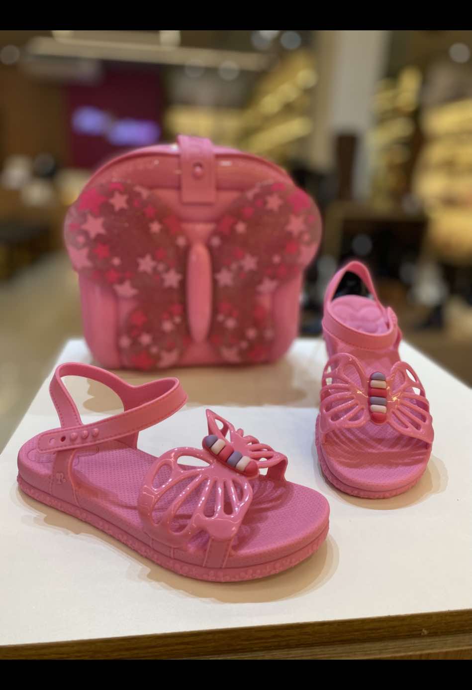 Dia das crianças está chegandoooooo🩷 É aqui na PINK YELLOW SHOES voce vai encontrar varias opções para presentear seus pequenos 🧑‍🧒‍🧒 #calcadosfemininos #palmastocantins #palmasto #pinkyellowshoesjk 