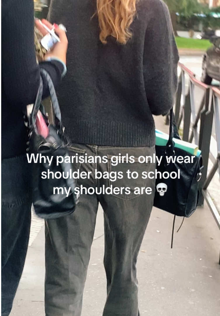 Using backpacks is not chic apparently in this city #paris #cestlarentree #universitybag #scoliosis #workbag 