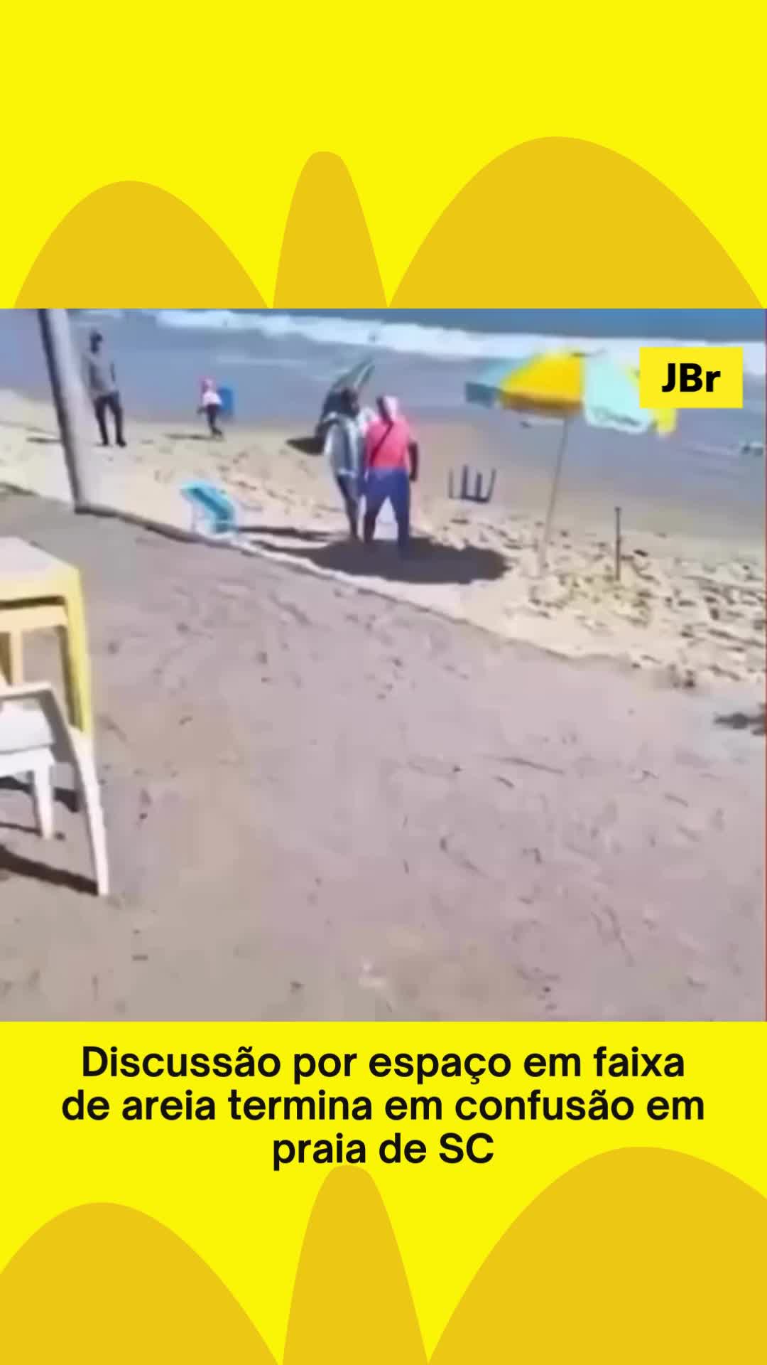 🏖️ Uma d1scussão por espaço na faixa de areia da Praia de Canavieiras, em Santa Catarina, acabou se transformando em uma confusão generalizada no último fim de semana. O atrito começou quando uma turista tentou retirar o guarda-sol de um ambulante. 👊 O clima esquentou rapidamente, evoluindo para agr3ssões físicas e envolvendo outros frequentadores que estavam próximos. A br1ga só foi controlada após a intervenção de banhistas, que conseguiram separar os envolvidos. 📹: Reprodução #jornaldebrasilia #discussao #praia #confusao #SC